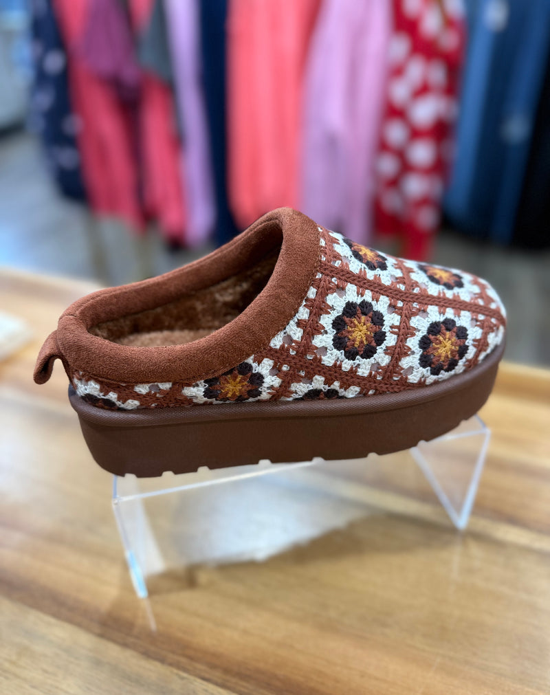 granny square platform sherpa slip on- brown