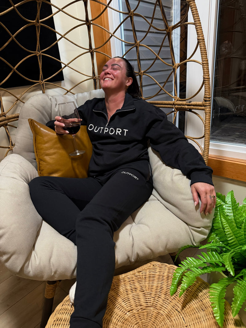 the outport quarter zip- pitch black