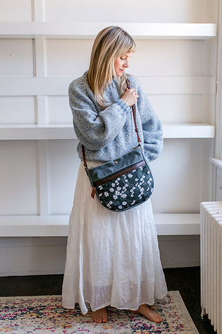 simple crossbody with zipper | daisies