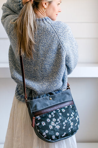 simple crossbody with zipper | daisies