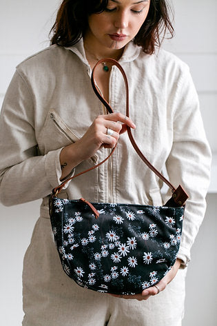joni sling bag | daisies